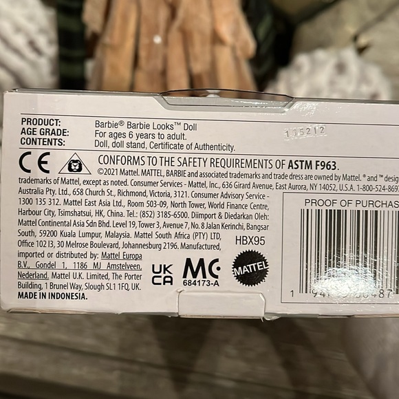 Barbie Signature Barbie Looks Doll #12 - Picture 11 of 12